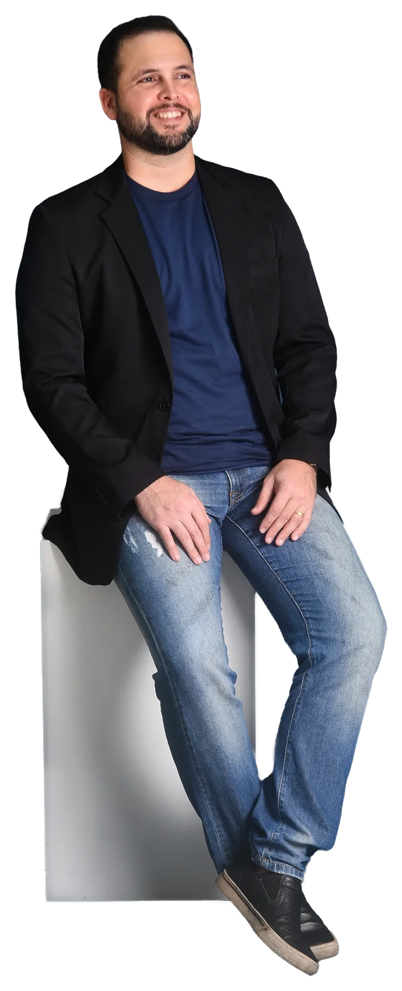 Ton Fontes, de camiseta azul-marinho, sorrindo com os braços cruzados, sobre fundo escuro